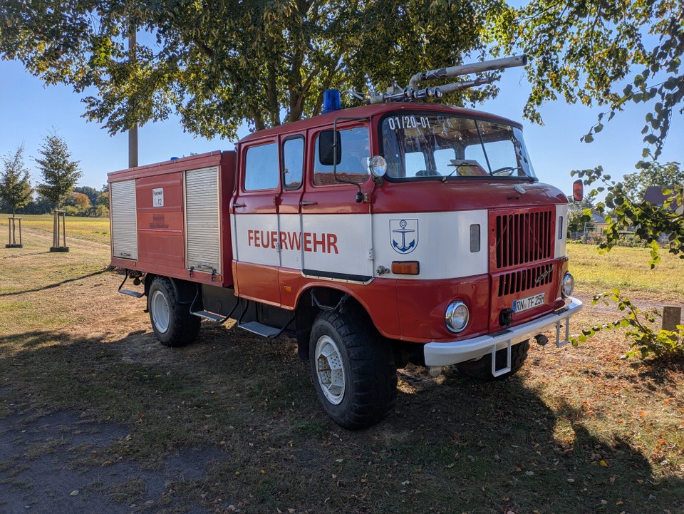 Deutschland - Brandenburg an der Havel - Weiter über die Dörfer, alles recht konservativ, teilweise etwas erstaunlich, weil wie ausgestorben. Andere wieder lebendig und belebt. Wir wissen nicht, warum das eine so, das andere anders.