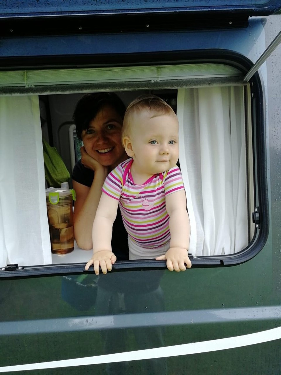Montenegro - Virpazar - Lelia und ich beobachten eine Kuh, die sich zum Camp verirrt und dann wieder verscheucht wird 