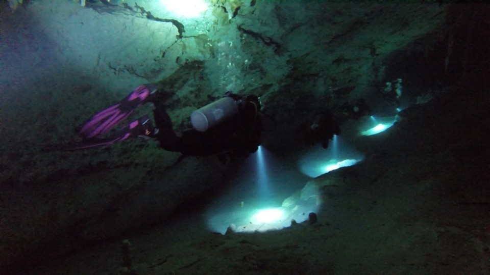 Mexiko - Dos Ojos Cenote - Im "Gänsetauchmarsch" haben wir die Höhlen erkundet!