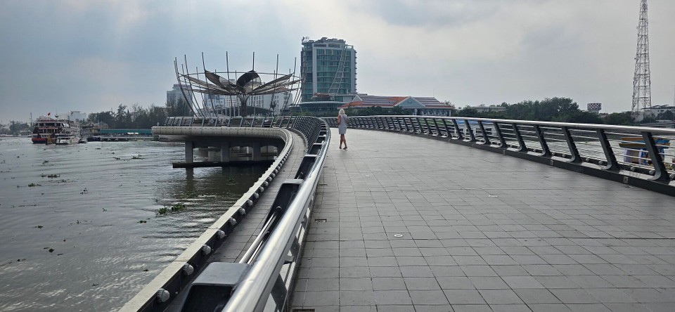 Vietnam - Can Tho - Crossing the MK by bridge on foot…