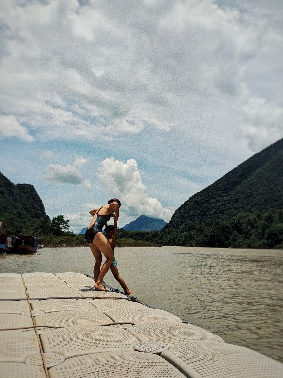 Laos - Muang Khoua - Erst noch bisschen im Fluss baden 🤪