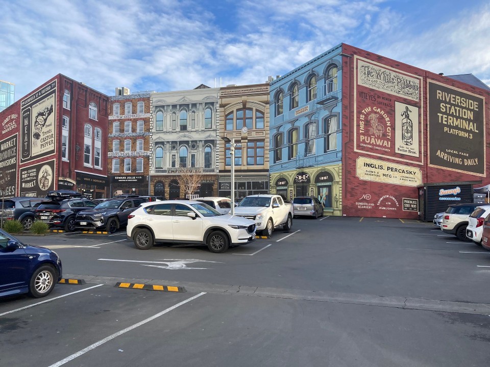 Neuseeland - Christchurch - Nachdem die Arbeit des Tages erledigt ist (Olivenbäume beschneiden, Pflänzchen säen, Abendessen vorbereiten) ging es wieder in die Stadt. Ein paar Postkarten kaufen und …