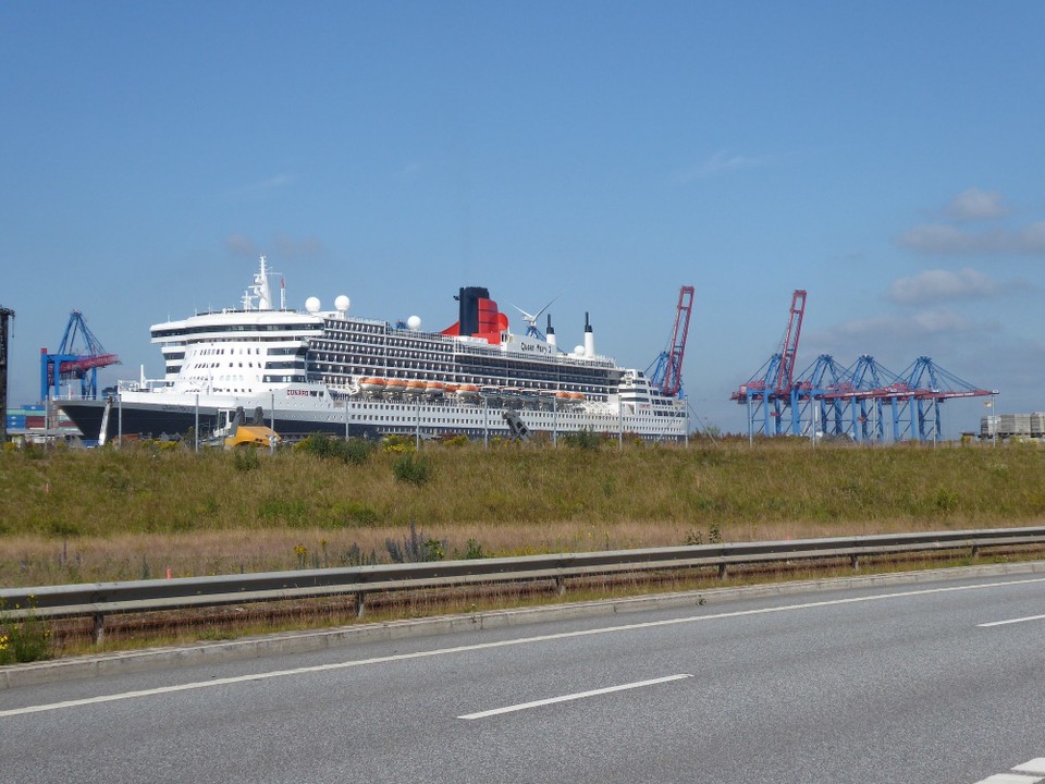 Deutschland - Hamburg - Und gleich danach Queen Mary 2 und einer meiner geliebten Containerterminals. Wenn einer alten Hamburgerin da das Herz nicht aufgeht.