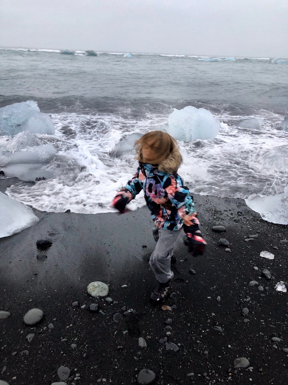 Island - Sveitarfélagið Hornafjörður - Fangen spielen mit den Wellen ist angesagt... Und bei jeder Welle wird ein höheres Risiko, nass zu werden in Kauf genommen... Die Füsse sind mit Sicherheit nicht mehr trocken...
