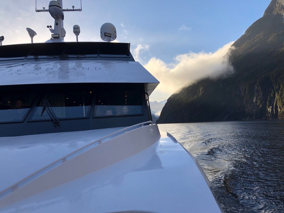 Neuseeland - Milford Sound - Lara und Nicolas ist es zu kalt. Sie bleiben lieber drinnen.