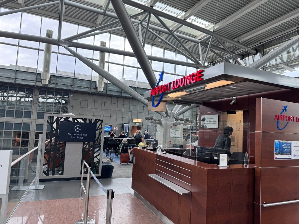 Deutschland - Hamburg - Bei einem Rümchen mit Cola in der Lounge warten wir auf unser Boarding.