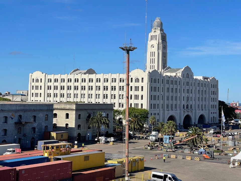 Uruguay - Montevideo - erste Monumente schon vom Schiff aus zusehen