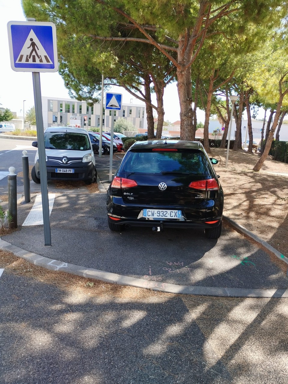 Frankreich - Marseille - .....oder so! Einfach zugeparkt!🤔🥴 Nach dem Motto: " Es gibt keinen Parkplatz? Na dafür gibt es ja einen Gehsteig 🤪🤪🤪