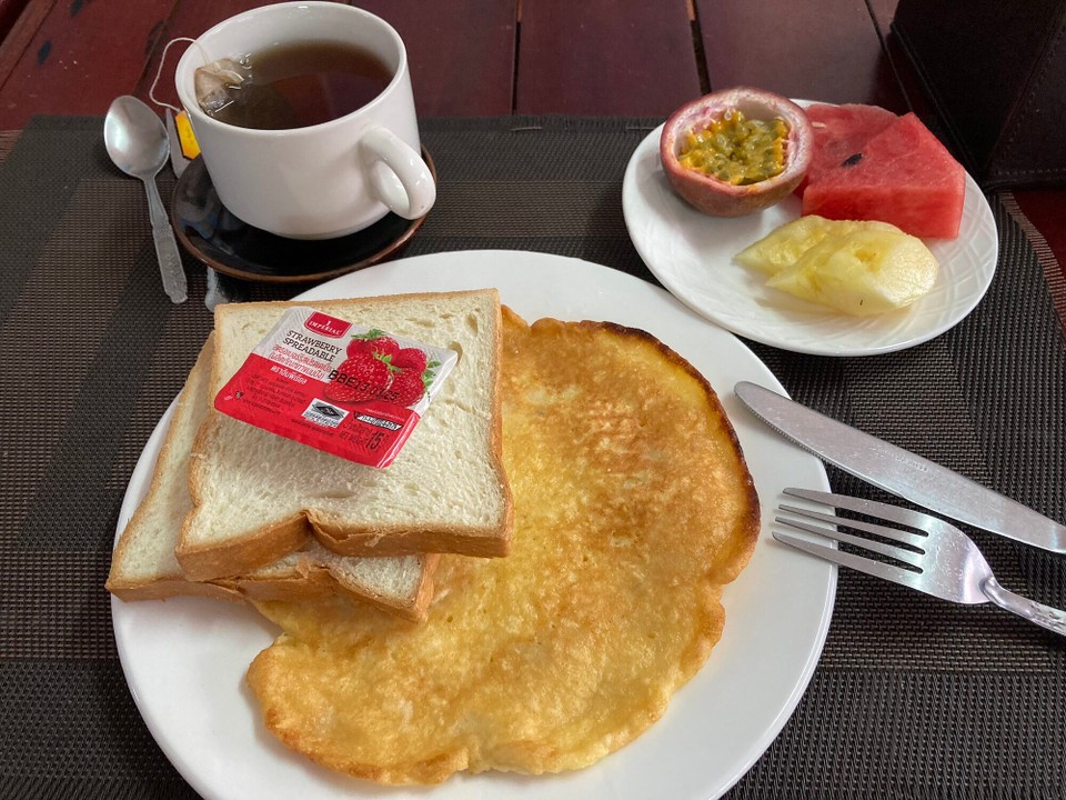 Laos - Vangvieng - Bananenpancake, Früchte, Toast, Tee, was will man mehr? 😃