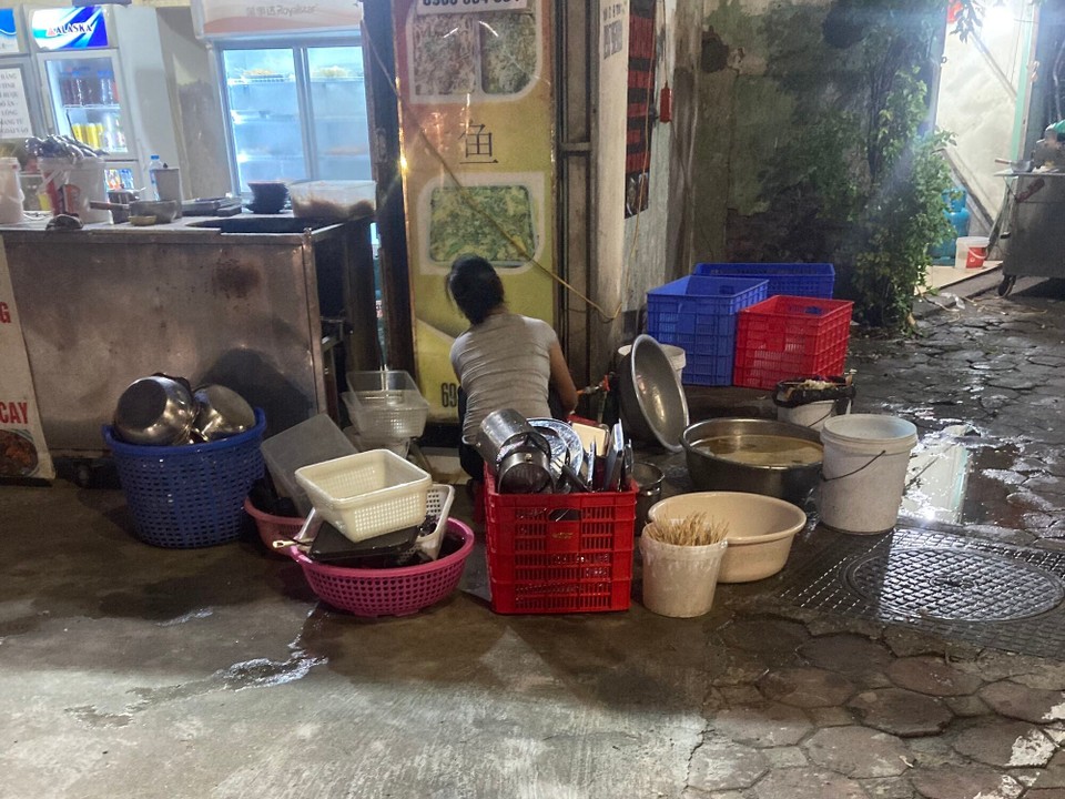 Vietnam - Hanoi - Drinnen gekocht, draußen Geschirr gespült