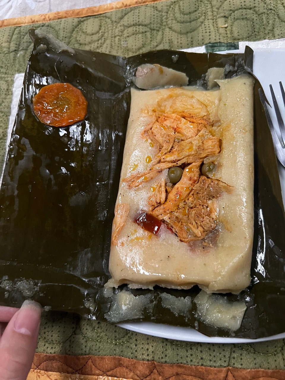 Costa Rica - San José - Dihei hani denn das döffe probiere. Es heisst „Tamales“ und ish eigentlich en Maisteig gfüllt mit Poulet, verschidene Gmües oder anderem Fleisch. Das duuret stundelang zum mache und ish typish für Wiehnacht da. Es gseht echli speziell us aber ish meeega fein