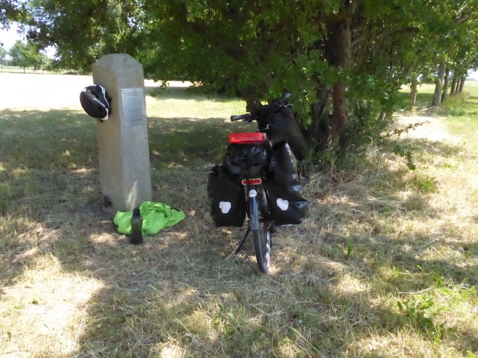 Deutschland - Dömitz - Danach haben mich Hitze und Gegenwind volle Kanne erwischt. Aus bisher eher Genussradeln wurde ernsthafter Sport und ich bin tatsächlich kurz an meine Grenze gestoßen. Der einzige Schattenfleck weit und breit wurde mein Pausenplatz. Eine lange Pause!