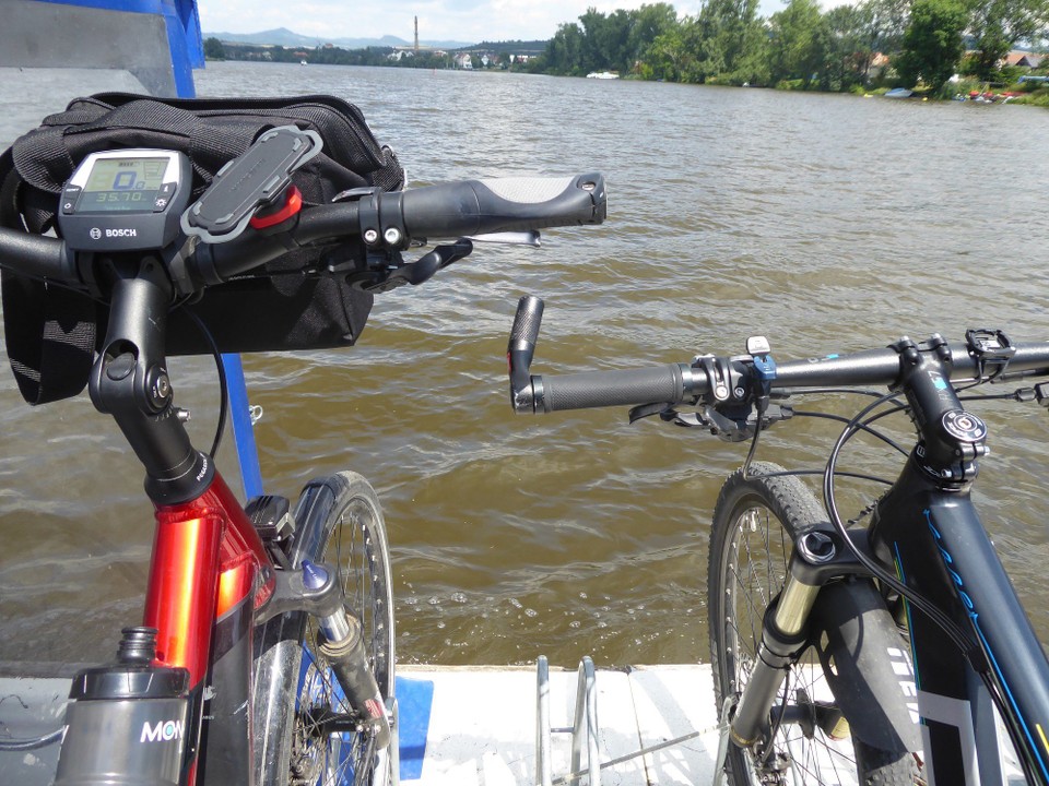 Tschechien - Mělník - Meine einzige Fährfahrt heute war ein großes Abenteuer. Zum einen, weil der Fluss hier extrem breit war, zum anderen, weil ich mein Fahrrad, das fast ungesichert auf Deck stand, bewachen sollte. Ohne Geländer!!! Es war ein bisschen gruselig, aber ich wollte ja keine Schwäche zeigen.