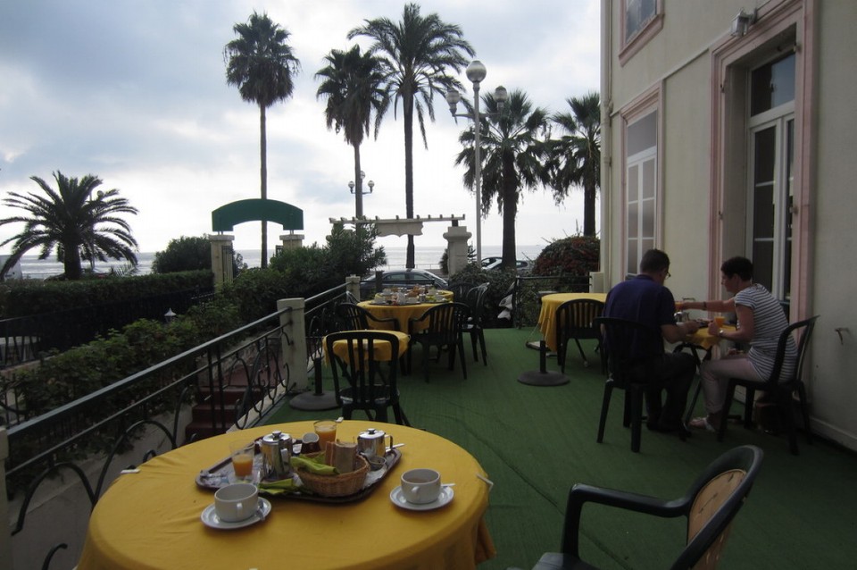 Frankreich - Nizza - le petit déjeuner