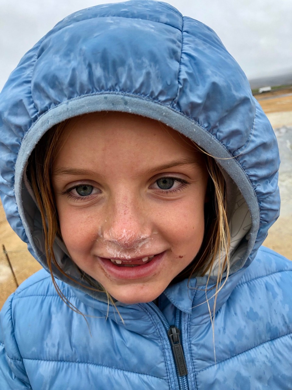 Island - Skútustaðahreppur - Sie badet geradezu ihre Nase in der Handcréme... 👍🥰😂