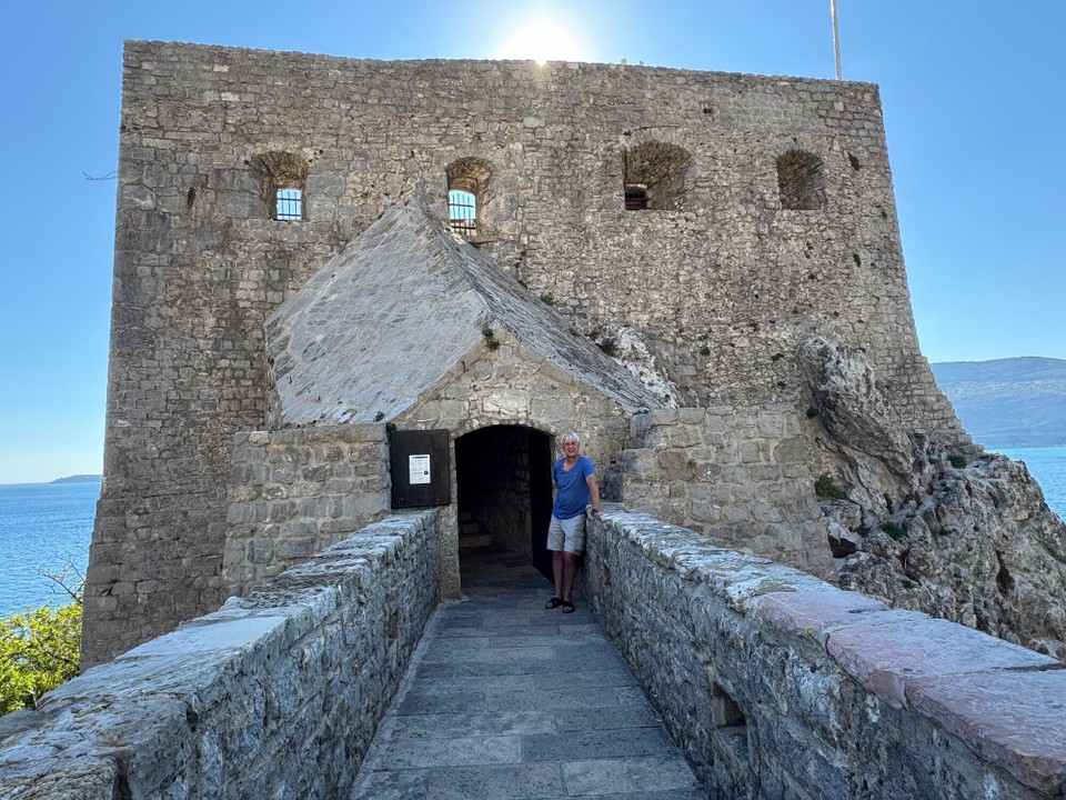 Montenegro - Cetinje - Forte Mare.
Weiter geht’s Richtung Kotor immer an der Küstenstraße entlang.
