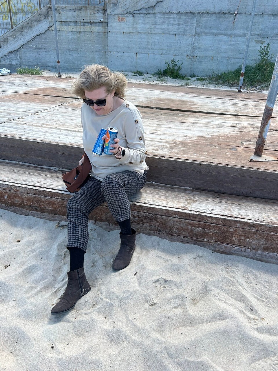 Deutschland - Delmenhorst - Wie immer entscheiden wir uns gegen ein Restaurant und essen unsere Tramezzini mit Provolone direkt am Strand. Dazu Aranciata. Für mich der Geschmack von Sommer und Italien. 

