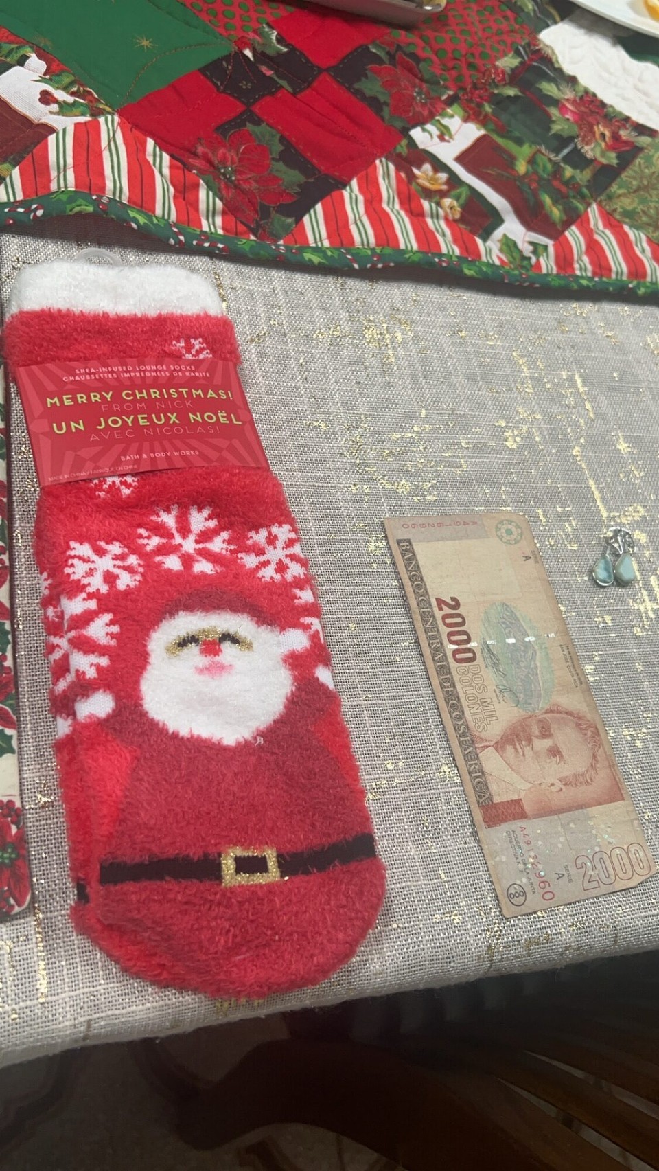 Costa Rica - San José - Am Mäntig nachem Schaffe bini denn id Mall zum es Pyjama kaufe aber mini Karte het gspunne und drum bini wider ohni Pyjama hei… zum Trost het mer mis Gastmami die herzige Socke gschenkt & en alti Colones Note für mini Sammlig