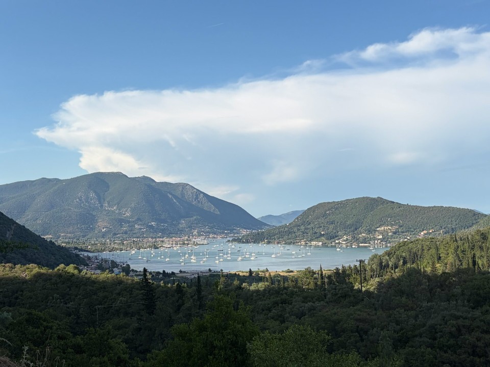 Griechenland - Vasiliki - Auf dem Weg zurück gab es dann noch diesen wunderbaren Blick auf die Bucht, an der unser Hotel liegt.