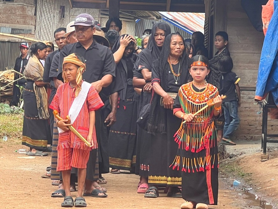 Indonesien - North Toraja Regency - Alle Trauergäste werden mit ihrem Namen aufgerufen, die Spenden notiert. Im Anschluss formiert sich die Gruppe.