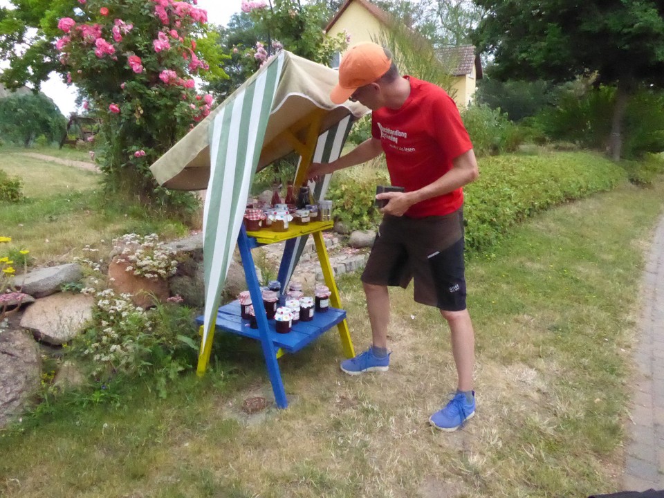 Deutschland - Tangermünde - Oft stehen in den Dörfern am Straßenrand Verkaufsstellen für Marmeladen und Sirup aller Art. So gerne hätte ich die letzten Tage eingekauft, aber wegen Gepäck unmöglich. Stefan jedoch hat Platz in den Satteltaschen.