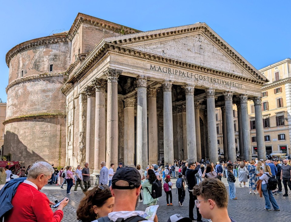 Italien - Rom - 300 m von unserem Hotel entfernt kommen wir am 120 n.Chr. erbauten Pantheon vorbei.