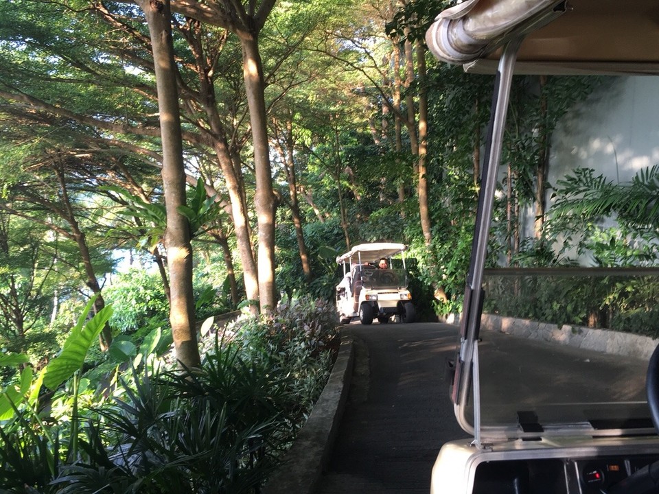 Destination 24 -  - Im Four Seasons fährt jemand einen mit Buggy zum Zimmer oder Strand