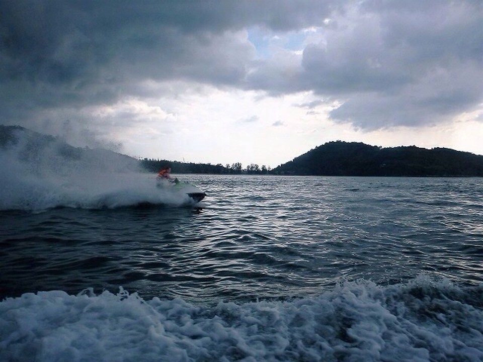 Thailand -  - Ein Jetski begleitet unser Tenderboot 