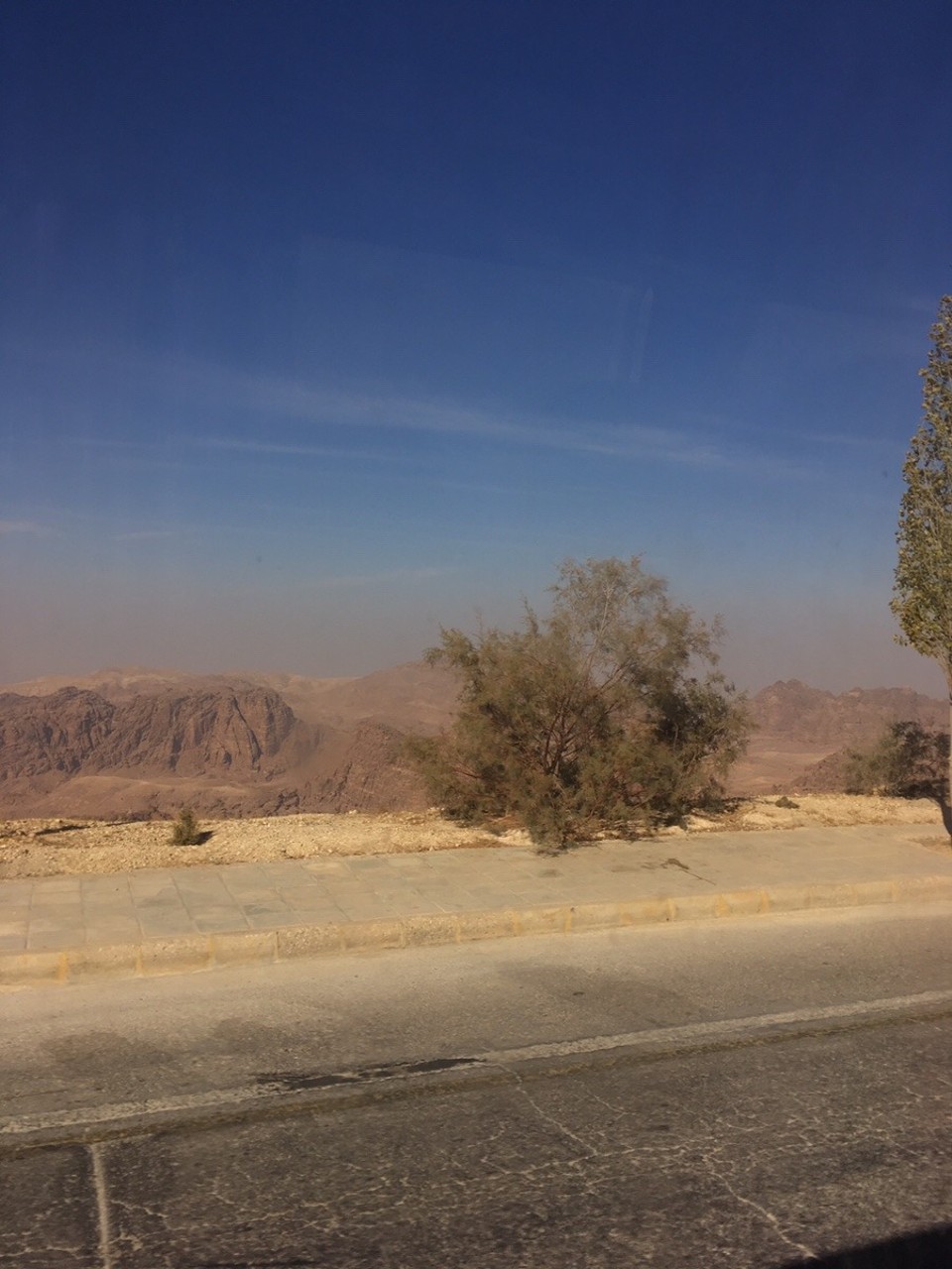 Station 41 -  - Auf dem Weg nach Petra, der falsenstadt. Auch hier sind wir Fotografen wieder in privat unterwegs da wir keine Fotos machen dürfen, aber dennoch welche machen. Einmal von der Umgebung und einmal von den Gästen. Meine Bildzahl heute an Gäste Bildern mindestens 200 da 1200 Gäste von uns dort sind sollte das auch irgendwie machbar sein 