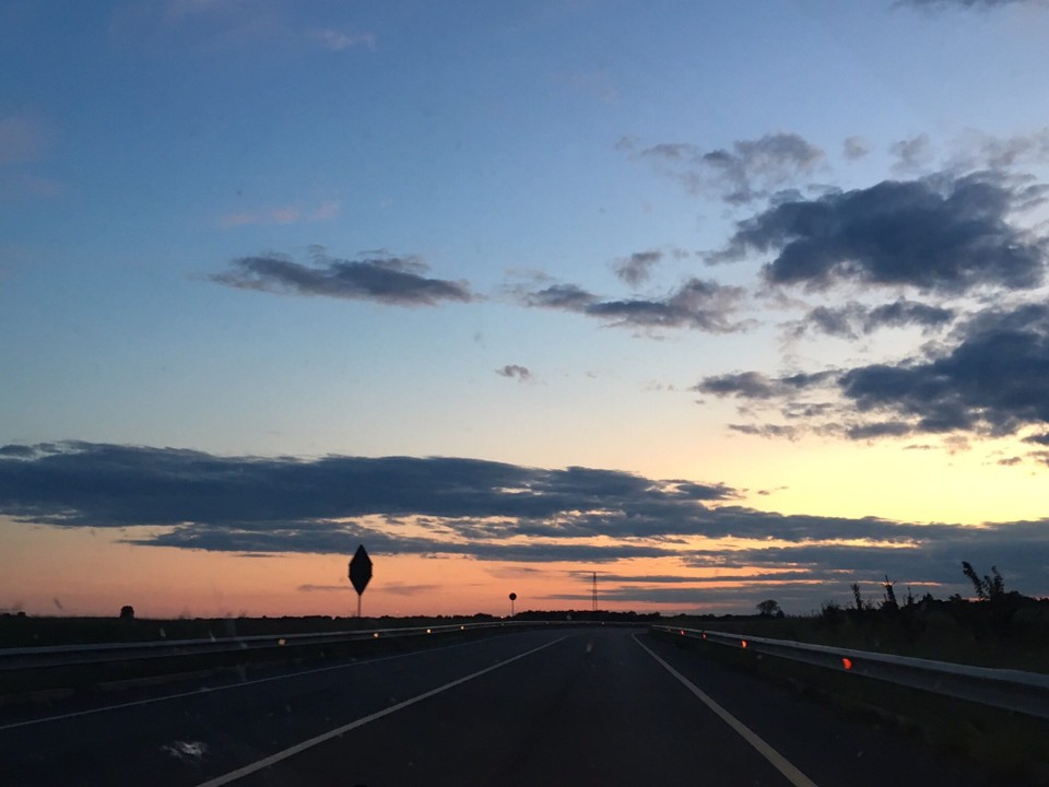 Italien - Grado - Spätabends (zu spät in Anbetracht der Tatsache, dass Papa und ich am nächsten Tag um kurz nach 3 aufstehen mussten -> Sonnenaufgangswanderung) durch wunderschöne Wolken zurück in die Unterkunft gefahren.