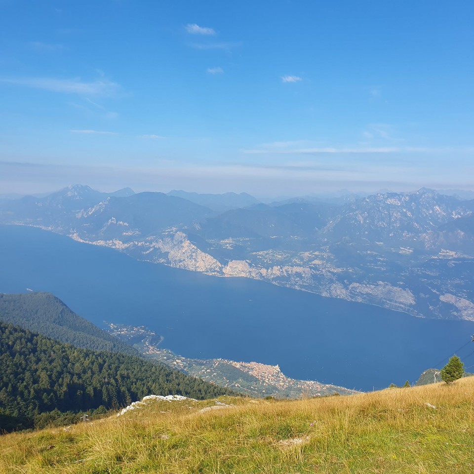 Italien - Monte Baldo - Die Kiter und Surfer sind von oben nicht mehr zu erkennen,  dafür hat man fast den ganzen Gardasee im Überblick.