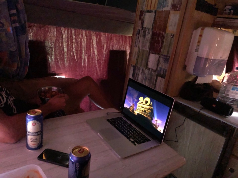 Finnland - Turku - Wenn man nur unterwegs ist und immer nur zu zweit "sozial interagiert (muss)", dann tut es auch manchmal ganz gut den neusten Actionfilm reinzulegen, ein Bier zu zischen, abzuschalten und die Klappe zu halten :P 