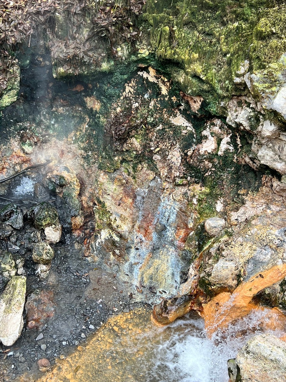Portugal - Ponta Delgada - Hier sieht man die verschiedenen Farben der Minerale