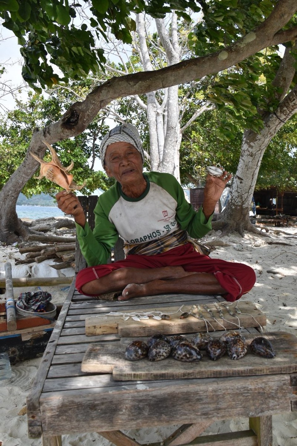 Indonesien - Kabupaten Lombok Barat - Hier haben wir einen alten Mann getroffen, der mit seinen Boot herkam um Souvenirs zu verkaufen.
Natürlich haben wir da gleich zugeschlagen. Ich bin jetzt im Besitz einer Kette die mich ewig an dieses schöne Fleckchen Erde erinnern wird.
