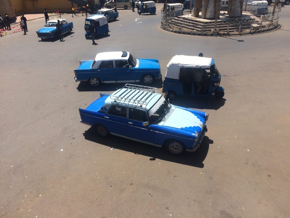 Äthiopien - Harar - Wegen der Nähe zu Dschibuti sind hier die Autos französisch - und ungefähr 50-60 Jahre alt. Haile Selassie lässt grüßen 