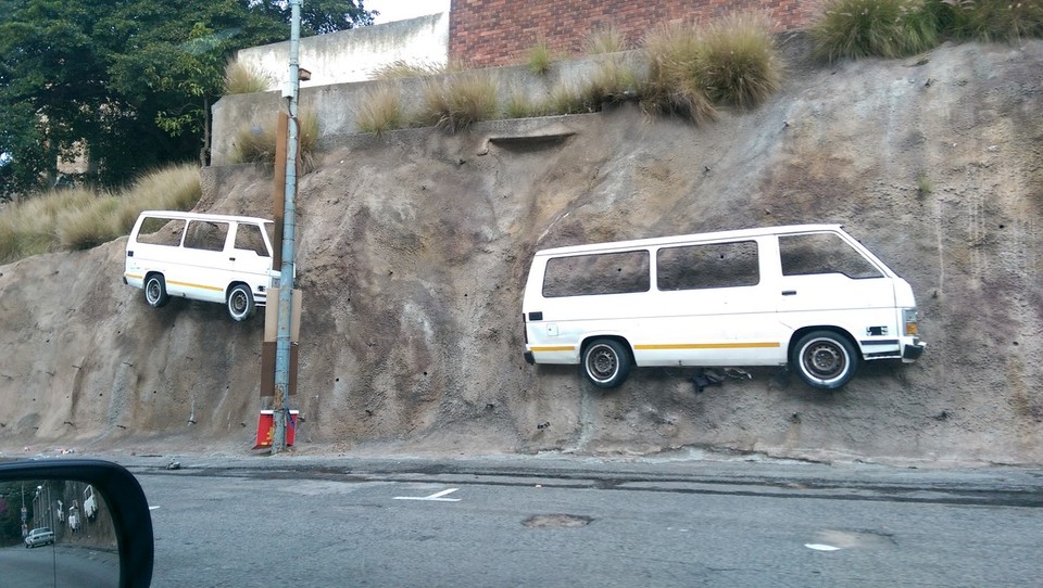 Südafrika - Port Elizabeth - Im Goma hätte man diese Autos niemals zweigeteilt.... 