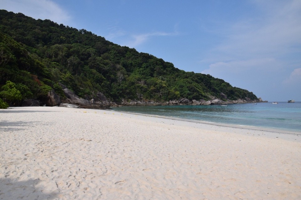Thailand - Amphoe Thai Mueang - Dazu der mehlig fast weiße Strand geben uns die Vorstellung im Paradies gestrandet zu sein.