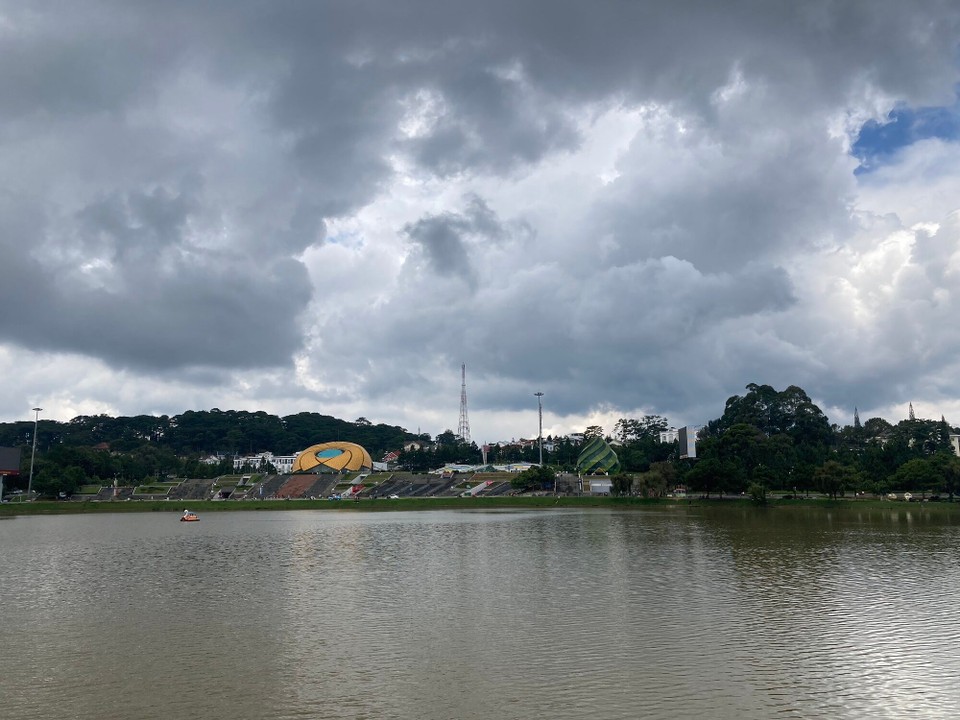Vietnam - Da Lat - Das gelbe Blumengebäude ist das Opera House 😀