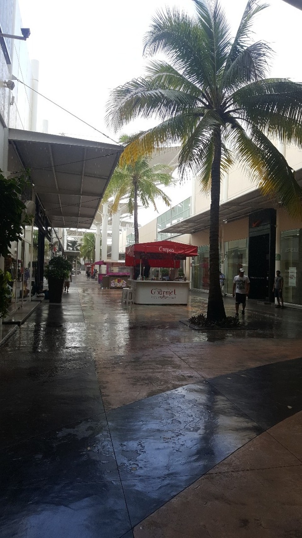 Mexiko - Cancún - Den nächsten Tag wollten wir für einen Stadtausflug nutzen. Jedoch regnete es so heftig, dass wir am Vormittag einen "kleinen Einkauf" im Outlet-Store unternahmen. 