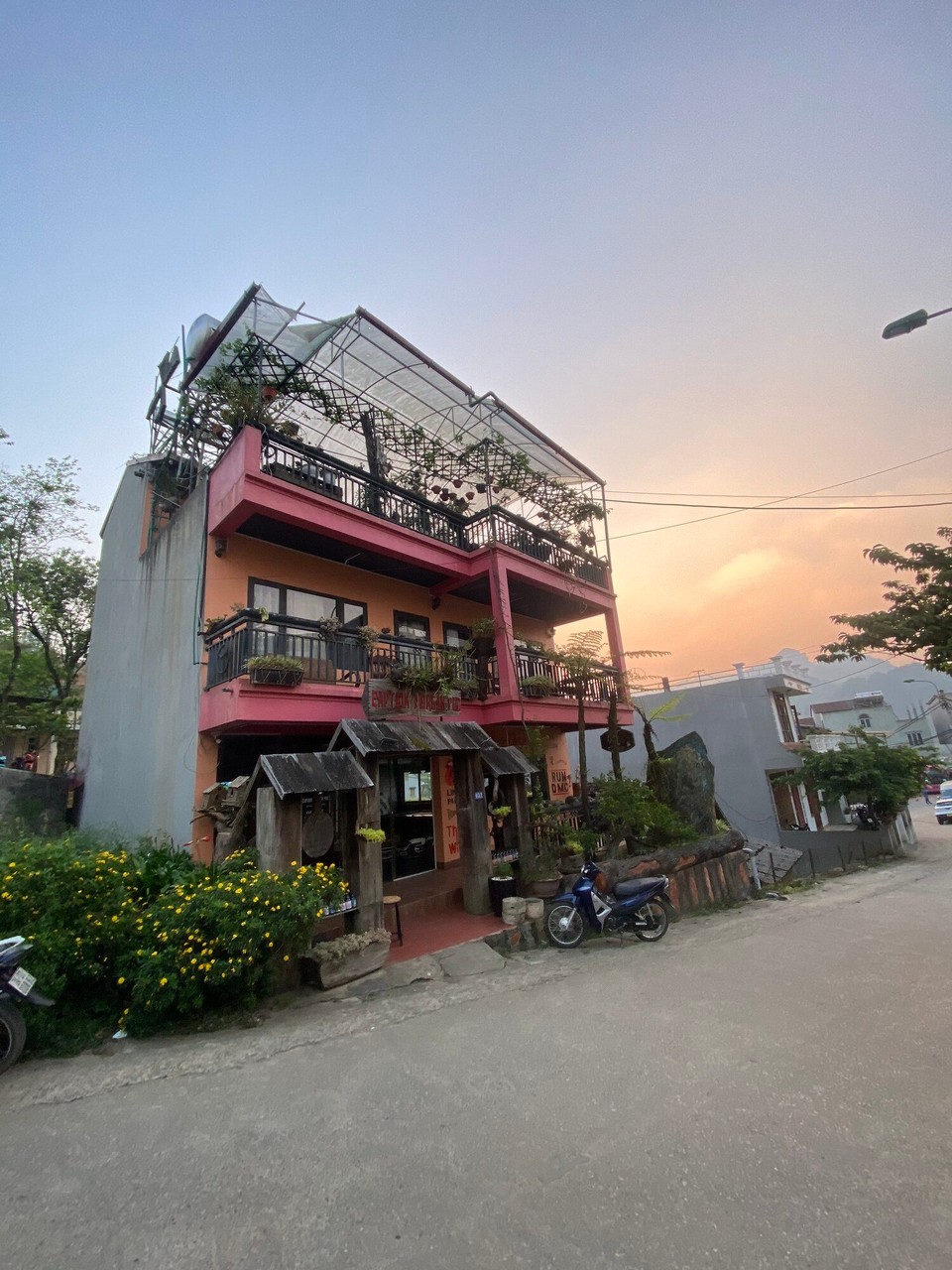 Vietnam - Sa Pa - If you have been to Kalaw, Shan State, Myanmar, the atmosphere is the same. The weather was just cool. The town is located in hilly region. It’s ok to walk with backpack, but if you have the luggage with wheel, you better call a taxi. This is one of the restaurant on the way to our hotel. 