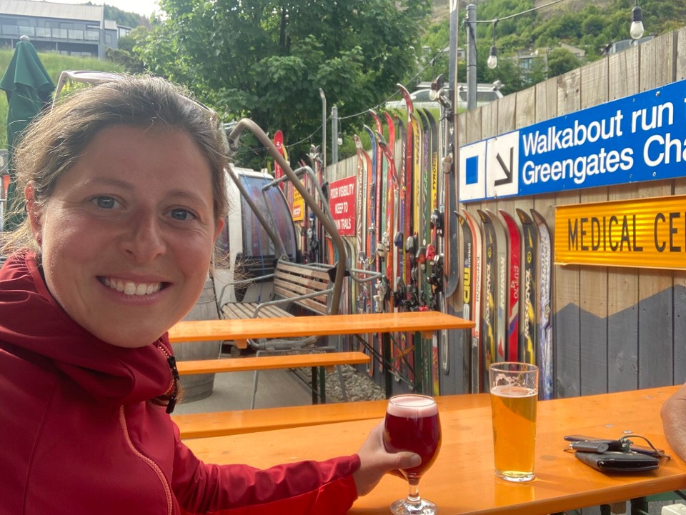 Neuseeland - Queenstown - Am Abend gehen wir zu einem Muttonbirdessen in einen Pub - mein Getränk hab ich heute mal meiner Kleidung angepasst 😂 Bier mit Kirsch-Brombeer-Ansatz