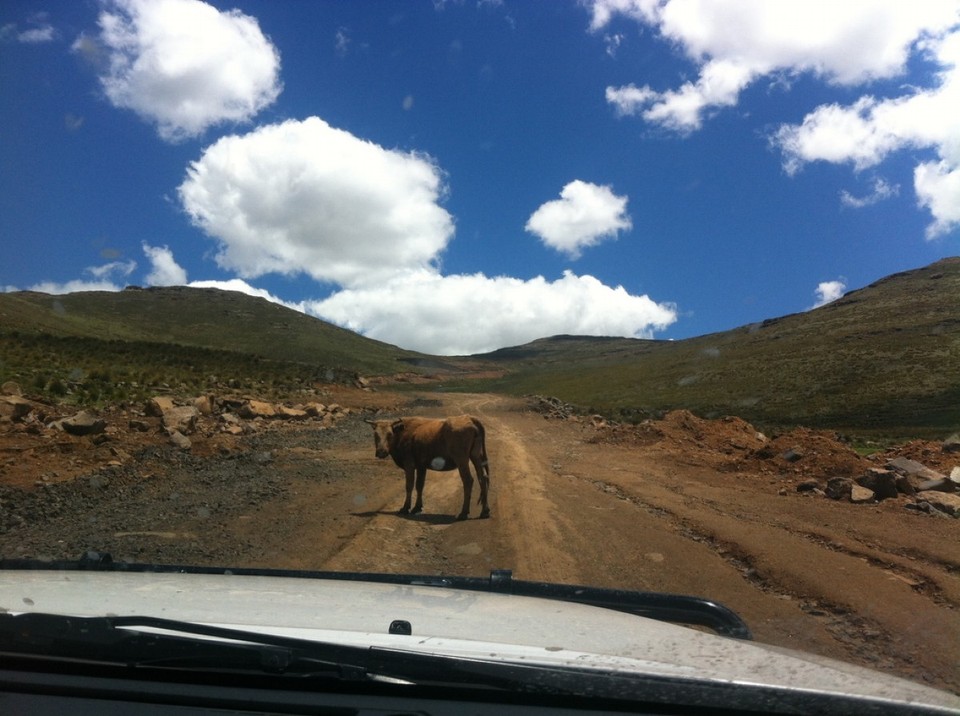 Lesotho - Maseru - ...nein, sie hat sich keinen Meter weg bewegt. Man darf drumherumfahren.