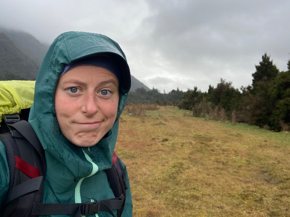 Neuseeland - Whataroa - Am Ende regnet es dann doch etwas mehr und die Zeit ist ungünstig mich abzuholen also versuche ich mein Glück an der Straße. Ein Audi fährt vorbei, nach fünf Minuten kommt er zurück, dreht erneut um und nimmt mich mit 😂 Musste erst Platz geschaffen werden auf der Rückbank 😅