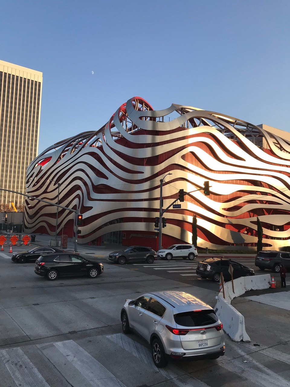 Vereinigte Staaten - Los Angeles - Dieses Gebäude beherbergt ein Automuseum mit den teuersten Autos der Welt. Das rote Gebäude ist mit 100 Tonnen Stahl dekoriert. Im Museum feierte der bekannte Rapper Nutorious BIG eine Party. Nachdem er sie im Auto verliess wurde an der Kreuzung 4x auf ihn geschossen wobei er starb. 
