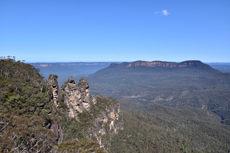 Australien - Blue Mountains National Park - Heute ging unsere Tour in die Blue Mountains.
Die Blätter des Eukalyptus verdunsten das ätherische Eukalyptusöl, dessen feiner Nebel über den Bergen liegt. Dieser ist bei Tageslicht für die Blaufärbung verantwortlich