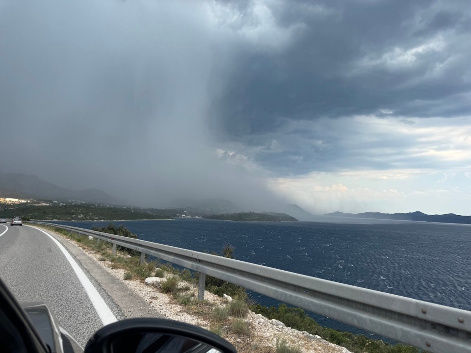 Kroatien - Zaton - 60 km vor unserem Ziel kommen wir in ein heftiges Unwetter. Temperatursturz von 35 auf 20 Grad, Regenmassen bei den der Scheibenwischer aufgibt, Gewitter und Aquaplaning.
Viele fahren rechts ran, aber wir Nordmänner und -frauen müssen da durch.
Wir sind ja Wasser gewohnt.