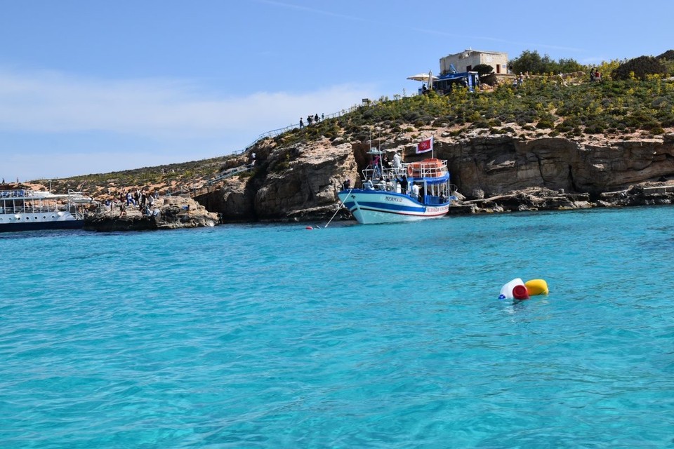 Malta - Marsaxlokk - Die Blaue Lagune ist eine kleine Lagune mit relativ flachem, azurblauem Wasser, die sich an der Westküste der Insel Comino zwischen Malta und Gozo befindet.