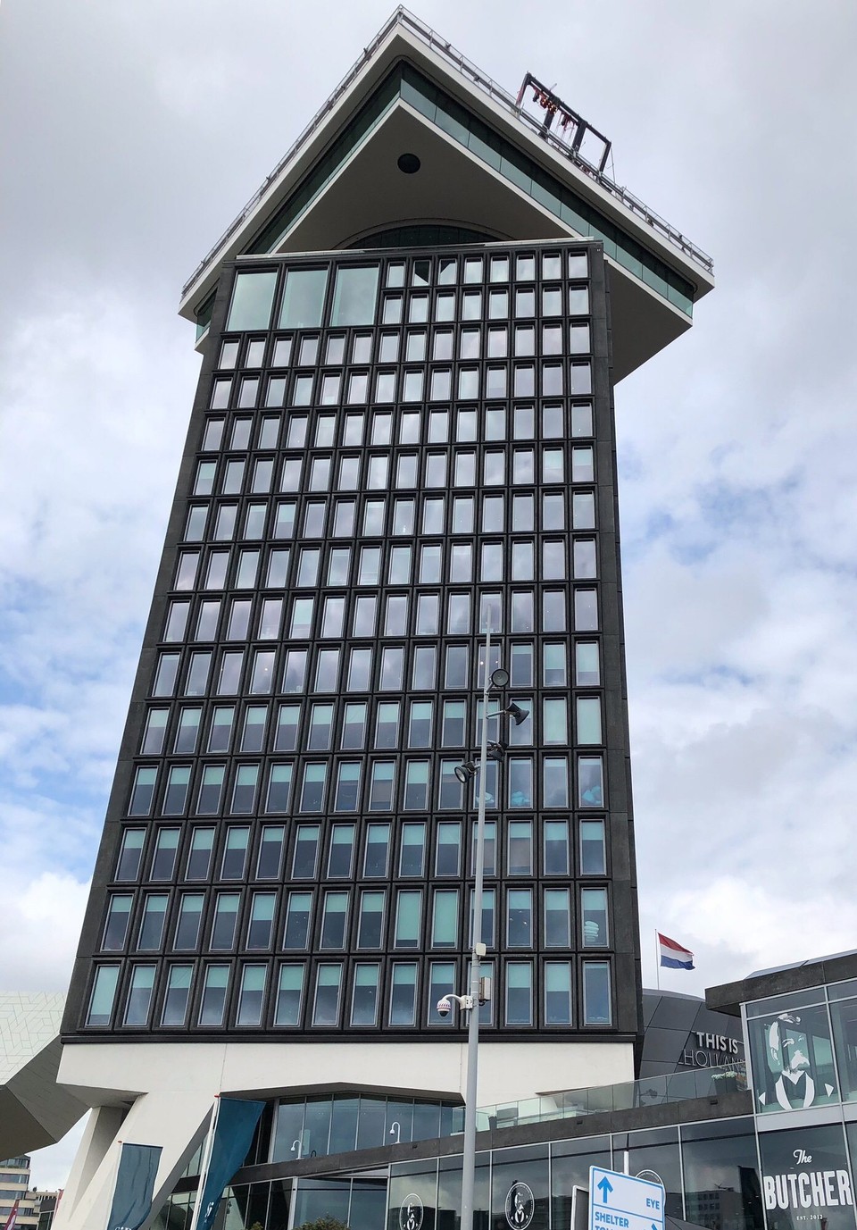 Niederlande - Amsterdam - Hochhaus neben meinem Hostel, auf dessen Dach man schaukeln kann 
