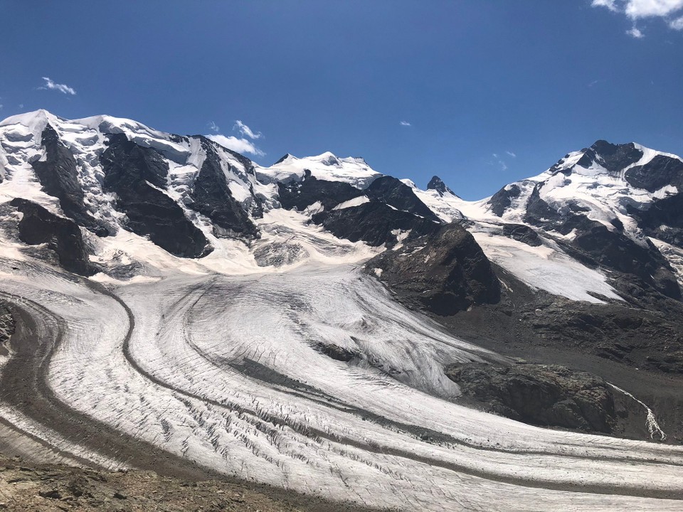 Schweiz - Pontresina - Früher Abfahrt über die Gletscher im Winter nach Morteratsch Hotel