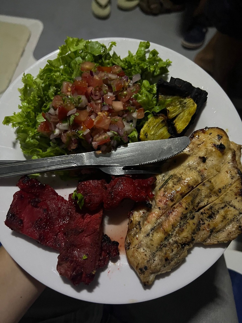 Costa Rica - Puntarenas - Denn simmer zrugg uf‘s Boot und hend gesse. Nachem Esse simmer is Wasser und hend wider d‘Biolumineszenz gseh. Das mal het‘s gregnet und vom Boot het mer überall gseh s‘Wasser uflüchte wenn e regetropfe im Meer glandet ish. Es isch würklich hammer gsi